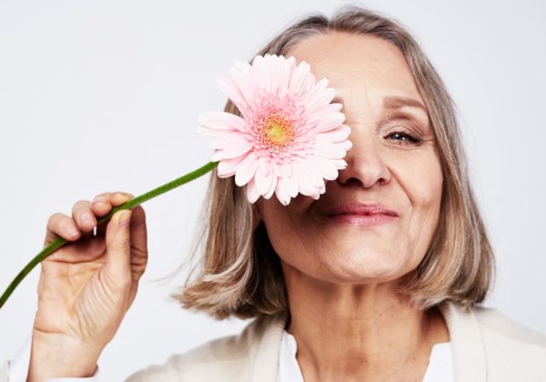 Ältere Frau mit Blume